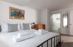 Double room with en-suite at Gull House, Rock