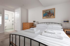 Double room with en-suite in Heron House, Rock
